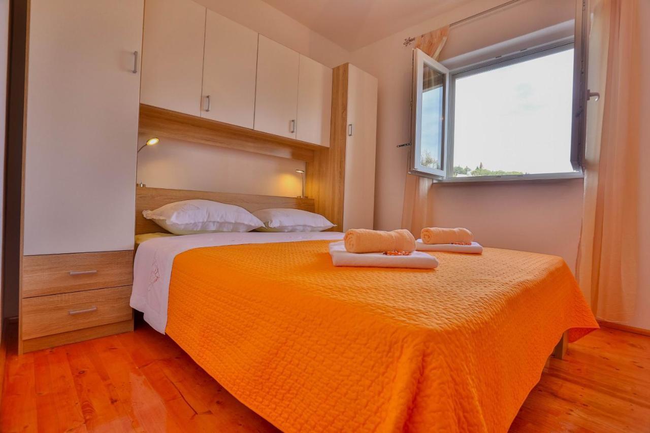 Apartments Lenka Сутіван Екстер'єр фото