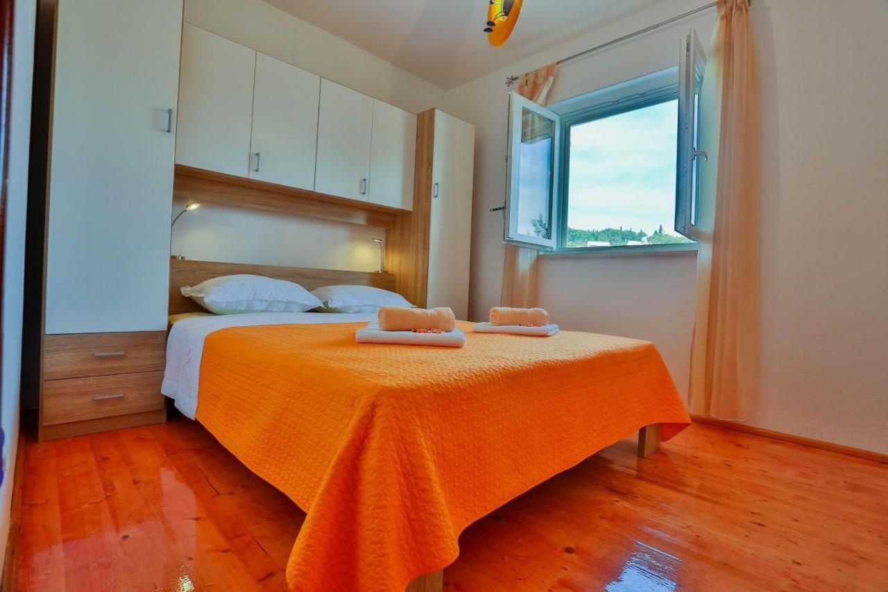 Apartments Lenka Сутіван Екстер'єр фото